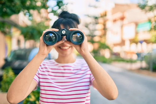 Jovem Hispânica Sorrindo Feliz Procurando Nova Oportunidade Usando Binóculos Cidade — Fotografia de Stock