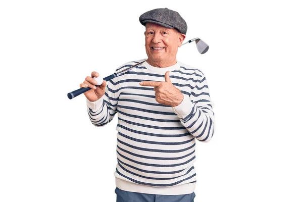 Senior Bell Uomo Dai Capelli Grigi Che Tiene Mazza Golf — Foto Stock