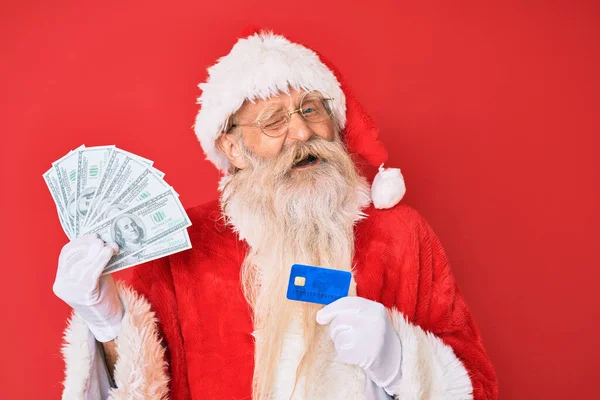 Velho Homem Sênior Vestindo Traje Papai Noel Segurando Dólares Cartão — Fotografia de Stock