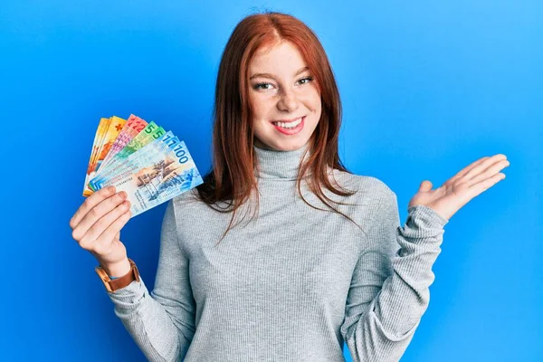Joven Chica Pelirroja Sosteniendo Billetes Banco Suizos Celebrando Logro Con — Foto de Stock