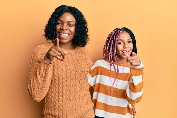 Schöne Afrikanisch Amerikanische Mutter Und Tochter Tragen Wollenen Winterpullover Und — Stockfoto