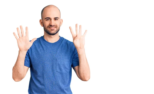 Gündelik Tişört Giyen Genç Yakışıklı Bir Adam Dokuz Numaralı Parmaklarıyla — Stok fotoğraf