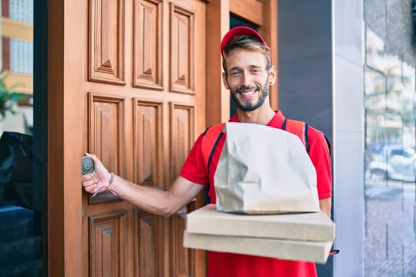 Blanke Bezorger Rood Uniform Bezorging Rugzak Glimlachend Gelukkig Buiten Met — Stockfoto