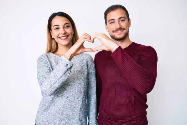Piękna Para Ubrana Luźne Ubrania Uśmiechnięta Miłości Pokazując Symbol Serca — Zdjęcie stockowe