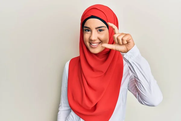 Jeune Belle Fille Hispanique Portant Écharpe Traditionnelle Islamique Hijab Geste — Photo