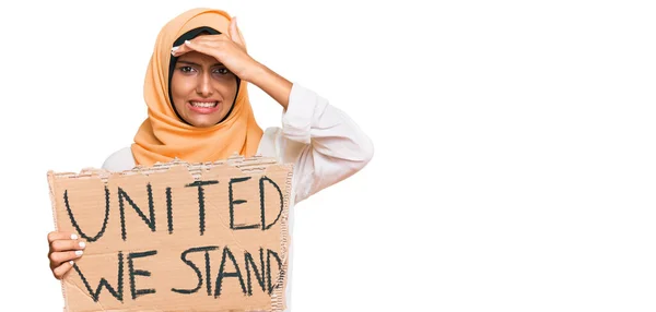 Junge Brünette Arabische Frau Vereint Stehen Wir Banner Gestresst Und — Stockfoto