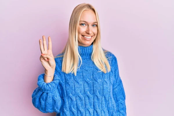 Ung Blond Flicka Bär Ull Vinter Tröja Visar Och Pekar — Stockfoto