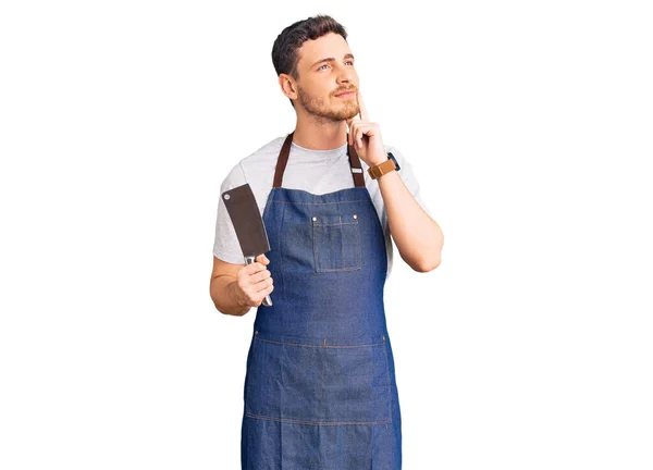 Joven Guapo Con Oso Usando Delantal Profesional Sosteniendo Cuchillo Cara —  Fotos de Stock