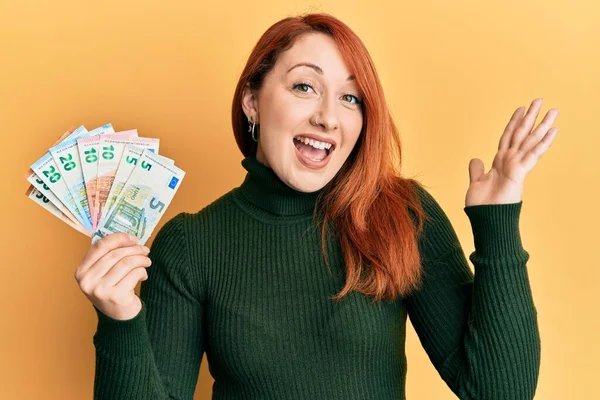 Mulher Ruiva Bonita Segurando Notas Euro Celebrando Realização Com Sorriso — Fotografia de Stock