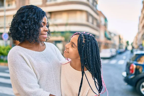 Όμορφη Αφροαμερικανή Μητέρα Και Κόρη Χαμογελάνε Χαρούμενες Και Αγκαλιάζονται Στέκεται — Φωτογραφία Αρχείου