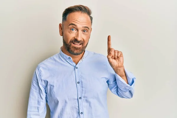 Knappe Man Van Middelbare Leeftijd Die Zakelijke Kleren Draagt Glimlachend — Stockfoto