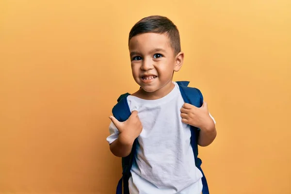 Bedårande Latin Småbarn Ler Glad Bär Student Ryggsäck Över Isolerad — Stockfoto