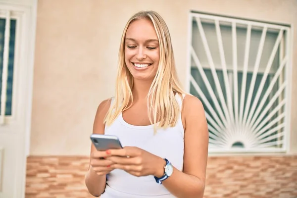 Jong Blond Meisje Glimlachen Gelukkig Met Behulp Van Smartphone Stad — Stockfoto