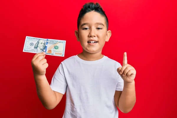 Mały Chłopiec Latynoski Dzieciak Trzymający Banknot 100 Dolarów Uśmiechający Się — Zdjęcie stockowe