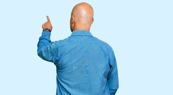 Homem Careca Meia Idade Vestindo Roupas Casuais Posando Para Trás — Fotografia de Stock