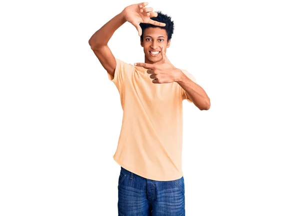 Молодий Афроамериканець Одягнений Повсякденний Одяг Посміхається Роблячи Рамку Руками Пальцями — стокове фото