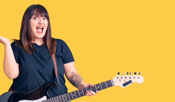 Junge Size Frau Mit Gitarre Feiert Sieg Mit Glücklichem Lächeln — Stockfoto