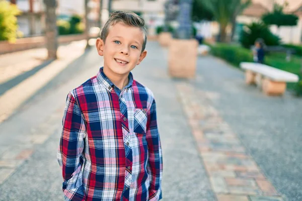 Anak Laki Laki Kaukasia Menggemaskan Tersenyum Berdiri Kota — Stok Foto