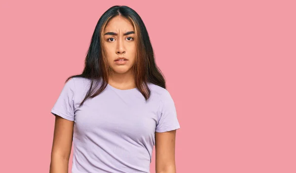 Ung Latinamerikansk Kvinna Bär Tillfälliga Kläder Skeptisk Och Nervös Rynkar — Stockfoto