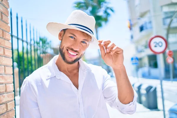 英俊的高加索人 戴着夏帽 穿着花衬衫 在户外快乐地笑着 — 图库照片