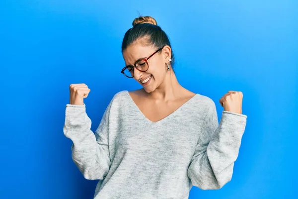 Jeune Femme Brune Avec Piercing Portant Des Vêtements Décontractés Des — Photo