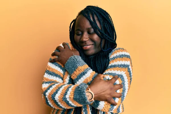 Mujer Negra Joven Con Trenzas Que Usan Suéter Invierno Casual —  Fotos de Stock