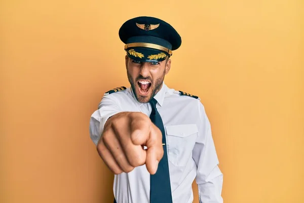 Snygg Hispanic Man Bär Flygplan Pilot Uniform Pekar Missnöjd Och — Stockfoto