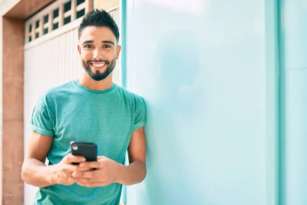 Giovane Arabo Uomo Sorridente Felice Utilizzando Smartphone Città — Foto Stock