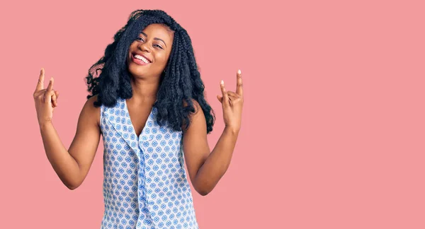 Hermosa Mujer Afroamericana Con Camisa Verano Casual Gritando Con Expresión —  Fotos de Stock