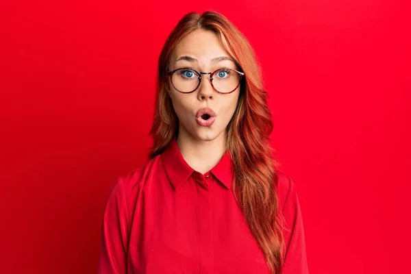 Jonge Mooie Roodharige Vrouw Dragen Casual Kleding Bril Rode Achtergrond — Stockfoto