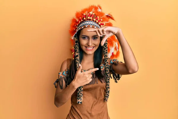 Mulher Morena Jovem Vestindo Traje Indiano Sorrindo Fazendo Moldura Com — Fotografia de Stock