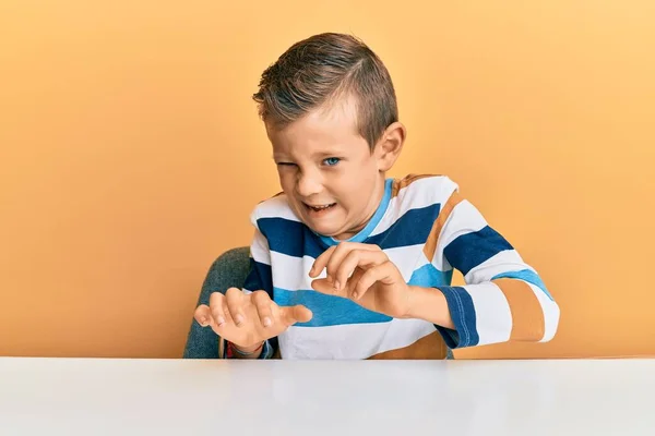 Adorable Enfant Caucasien Portant Des Vêtements Décontractés Assis Sur Table — Photo