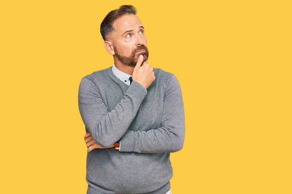 Bonito Homem Meia Idade Vestindo Roupas Negócios Com Mão Queixo — Fotografia de Stock