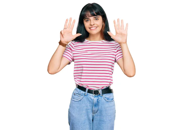 Młoda Latynoska Dziewczyna Luźnych Ubraniach Pokazując Wskazując Palcami Numer Dziewięć — Zdjęcie stockowe