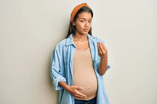 Piękna Latynoska Spodziewa Się Dziecka Dotykając Brzucha Ciąży Robiąc Gesty — Zdjęcie stockowe