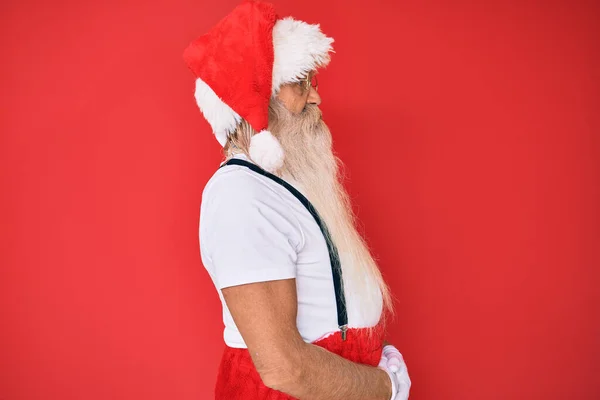 Gri Saçlı Uzun Sakallı Beyaz Tişörtlü Noel Baba Kostümlü Rahat — Stok fotoğraf
