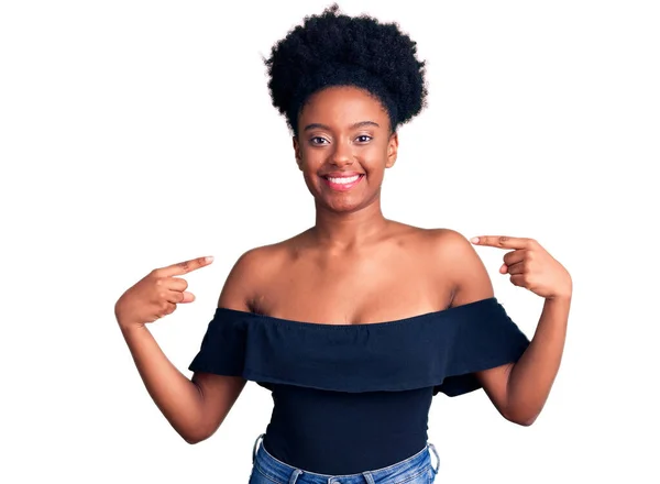 Joven Afroamericana Americana Vestida Con Ropa Casual Que Luce Confiada —  Fotos de Stock
