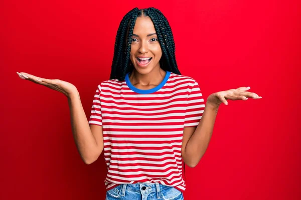 Mooie Latijns Amerikaanse Vrouw Draagt Casual Kleding Vieren Gek Verbaasd — Stockfoto