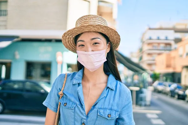 Νεαρή Κινέζα Τουρίστρια Που Φοράει Ιατρική Μάσκα Περπατώντας Στο Δρόμο — Φωτογραφία Αρχείου