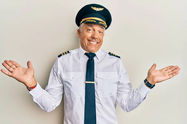 Hezký Muž Středního Věku Uniformě Pilota Letadla Úsměvem Ukazující Obě — Stock fotografie