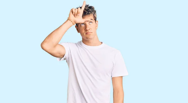 Genç Yakışıklı Adam Sıradan Beyaz Tişörtler Giyiyor Alnında Parmakları Olan — Stok fotoğraf