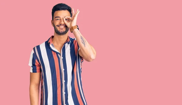 Jovem Homem Hispânico Bonito Vestindo Camisa Verão Casual Sorrindo Feliz — Fotografia de Stock