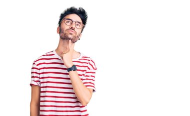 Gündelik kıyafetler giyen genç İspanyol adam şüphe üzerine yoğunlaşmıştı. Parmakları çenesinde ve yukarı bakıyordu. 