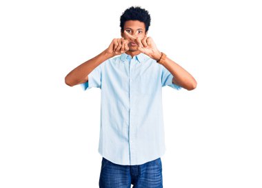 Genç Afro-Amerikalı, günlük kıyafetler giymiş, reddedilmiş yüz ifadesi. Eksi işareti yapıyor. 