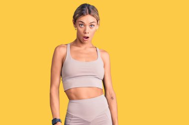 Şok suratlı beyaz kadın, şüpheci ve alaycı görünüyor, ağzı açık kalınca şaşırıyor. 