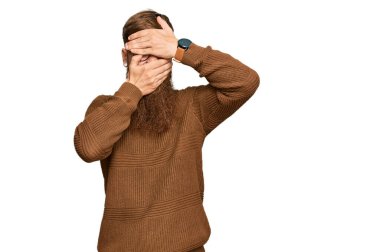 Genç İrlandalı kızıl elbiseli, gözlüklü, gözleri ve ağzı elleri bağlı, şaşırmış ve şok olmuş bir adam. duygu gizleme 