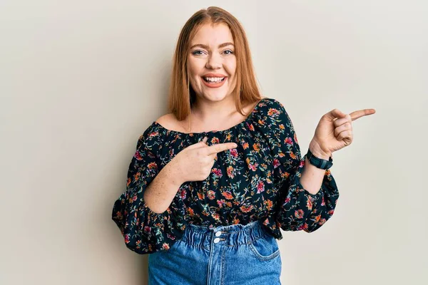 Jeune Belle Femme Rousse Portant Des Vêtements Floraux Décontractés Souriant — Photo