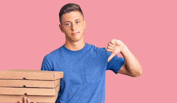 Νεαρός Όμορφος Ισπανός Που Κρατάει Κουτί Της Πίτσας Θυμωμένο Πρόσωπο — Φωτογραφία Αρχείου
