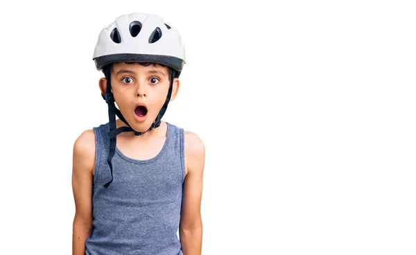 Маленький Милый Мальчик Велосипедном Шлеме Испуганный Изумленный Открытым Ртом Сюрприза — стоковое фото