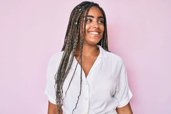 Mujer Afroamericana Joven Con Trenzas Con Camisa Verano Casual Mirando — Foto de Stock